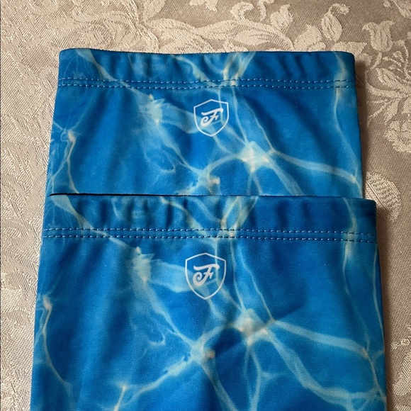 NWT Repreve Blue Water Pattern Arm Sleeves with thumb hole. - Picture 4 of 6